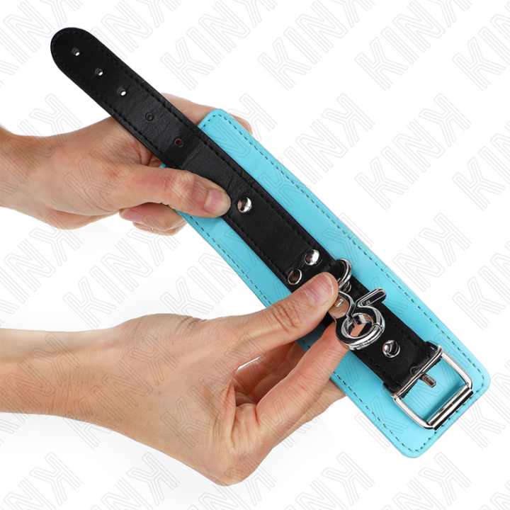 Premium Abschließbare Handgelenkfesseln Schwarz/Blau Verstellbar 21-28 cm X 5,5 cm von Kink Wrist Restraint | Fesselliebe.de