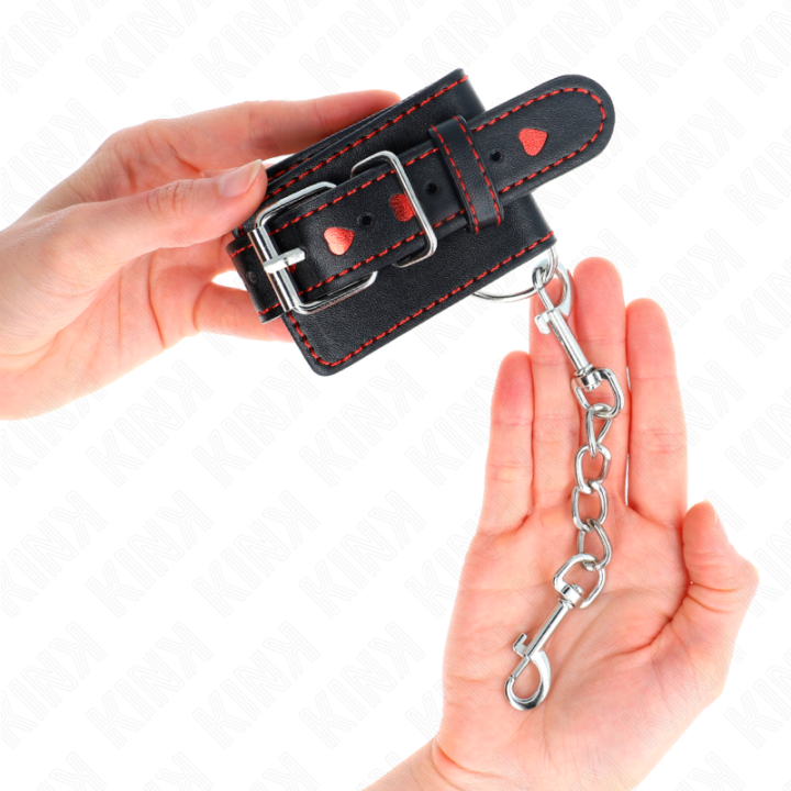 Schwarze Handgelenkfesseln mit Roter Herzeinlage, Verstellbar 21-28 cm X 5,5 cm von Kink Wrist Restraint | Fesselliebe.de