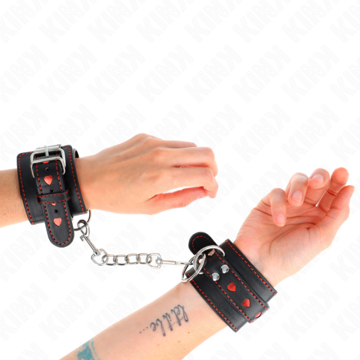 Schwarze Handgelenkfesseln mit Roter Herzeinlage, Verstellbar 21-28 cm X 5,5 cm von Kink Wrist Restraint | Fesselliebe.de