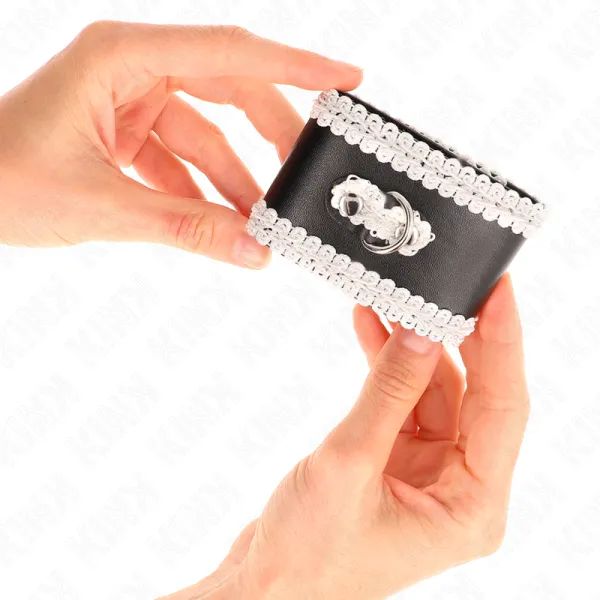 Schwarze Handgelenkfesseln mit Weisser Dekorierter Spitze, Verstellbar 20-23 cm X 5,5 cm von Kink Wrist Restraint | Fesselliebe.de