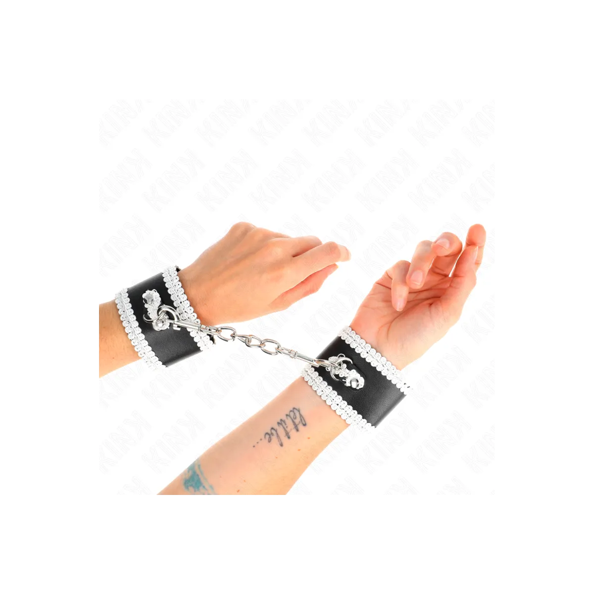 Schwarze Handgelenkfesseln mit Weisser Dekorierter Spitze, Verstellbar 20-23 cm X 5,5 cm von Kink Wrist Restraint | Fesselliebe.de