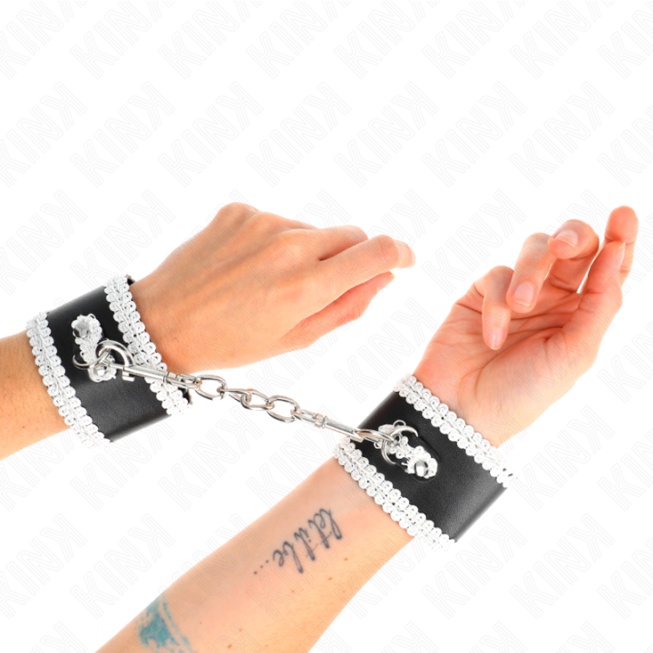 Schwarze Handgelenkfesseln mit Weisser Dekorierter Spitze, Verstellbar 20-23 cm X 5,5 cm von Kink Wrist Restraint | Fesselliebe.de