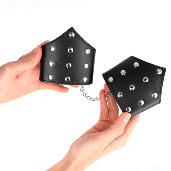 Schwarze Armbänder Im Point-Stil mit Kette, Verstellbar 17-23 cm X 8,5 cm von Kink Wrist Restraint | Fesselliebe.de