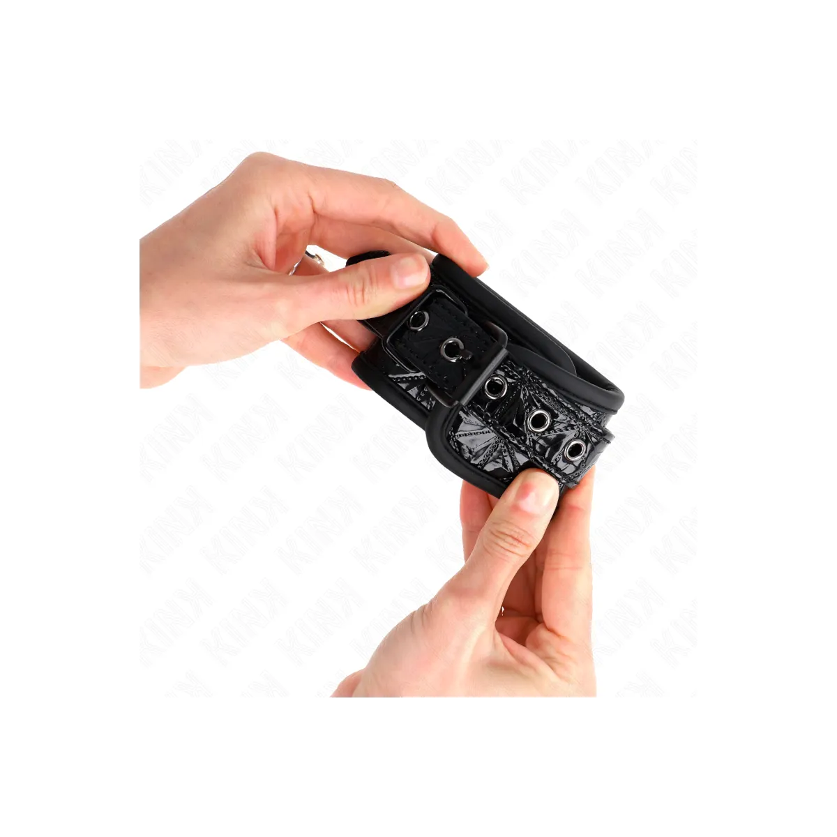 Handgelenkfesseln mit Rautenmuster, Schwarz, Verstellbar, 17-26 cm X 5,5 cm von Kink Wrist Restraint | Fesselliebe.de