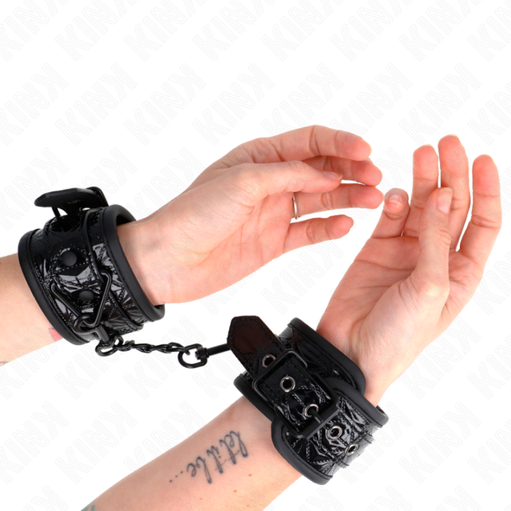 Handgelenkfesseln mit Rautenmuster, Schwarz, Verstellbar, 17-26 cm X 5,5 cm von Kink Wrist Restraint | Fesselliebe.de