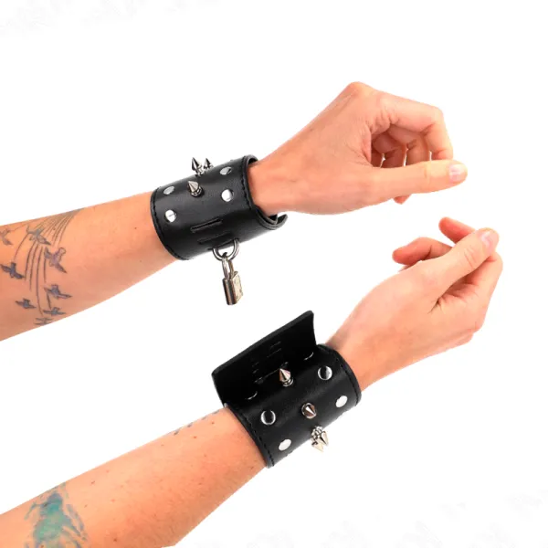 Punk Handgelenkfesseln mit Spikes 25 X 6 cm von Kink Wrist Restraint | Fesselliebe.de
