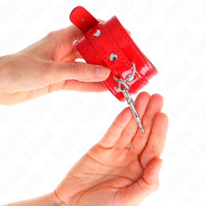 Glänzende Handmanschetten Rot Verstellbar 23-33 cm von Kink Wrist Restraint | Fesselliebe.de
