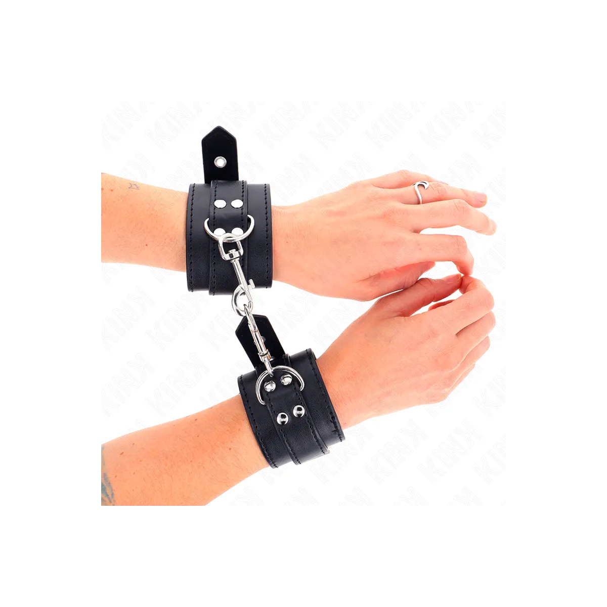 Handgelenkfesseln mit Nieten 35 X 6 cm von Kink Wrist Restraint | Fesselliebe.de