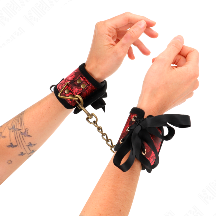 Scandal Handgelenksfesseln Rot-Schwarze Spitzendetails 24,5 cm X 6,5 cm von Kink Wrist Restraint | Fesselliebe.de