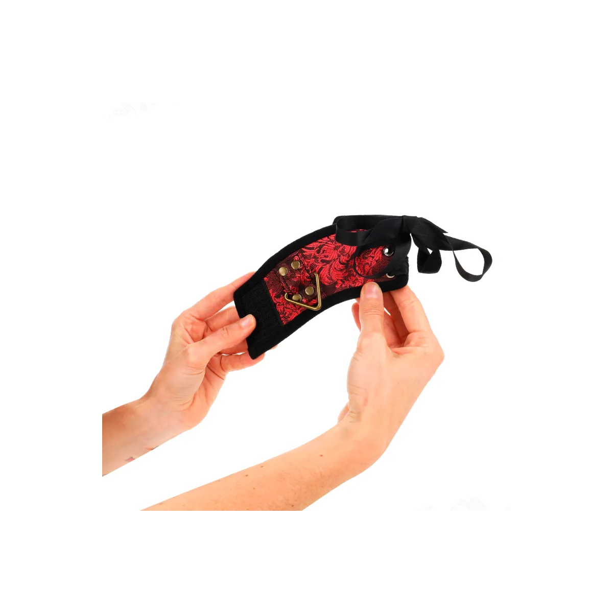 Scandal Handgelenksfesseln Rot-Schwarze Spitzendetails 24,5 cm X 6,5 cm von Kink Wrist Restraint | Fesselliebe.de