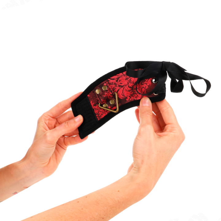 Scandal Handgelenksfesseln Rot-Schwarze Spitzendetails 24,5 cm X 6,5 cm von Kink Wrist Restraint | Fesselliebe.de