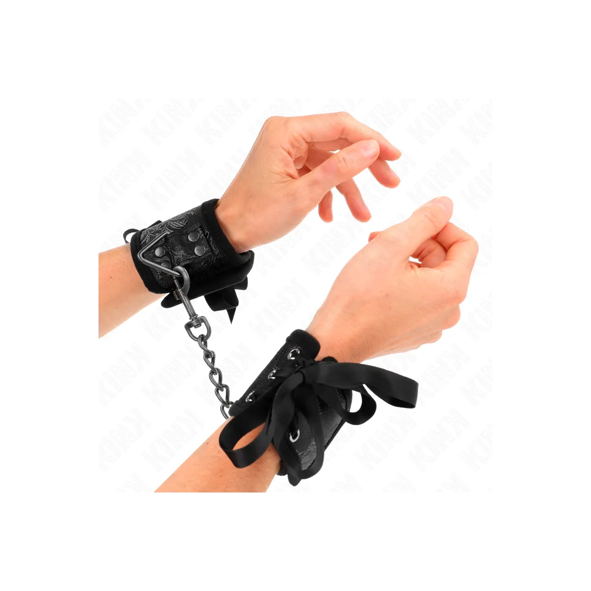 Scandal Handgelenksfesseln Schwarze Spitzendetails 24,5 cm X 6,5 cm von Kink Wrist Restraint | Fesselliebe.de