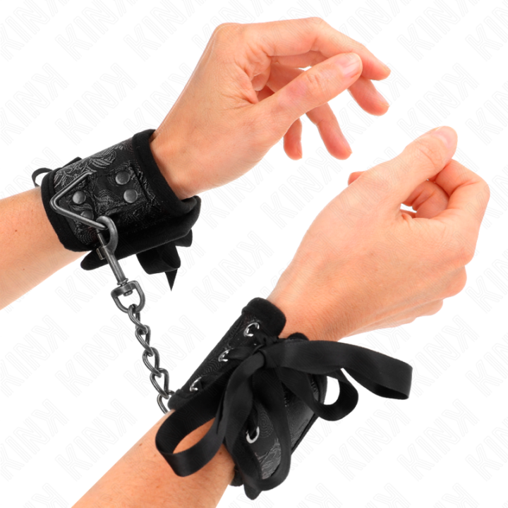 Scandal Handgelenksfesseln Schwarze Spitzendetails 24,5 cm X 6,5 cm von Kink Wrist Restraint | Fesselliebe.de