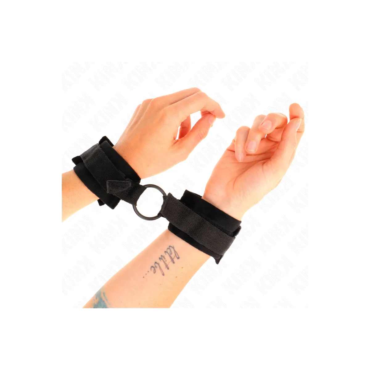 Beginner Pelz Handmanschetten 25 cm mit O-Ring 4 cm Schwarz Verstellbar 15-25 cm von Kink Wrist Restraint | Fesselliebe.de