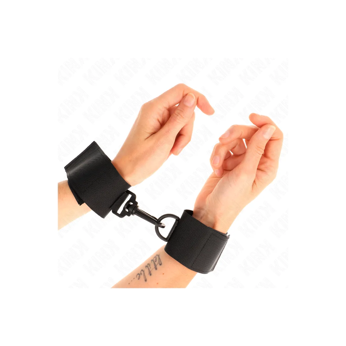 Nylon Handgelenkfesseln Schwarz von Kink Wrist Restraint | Fesselliebe.de