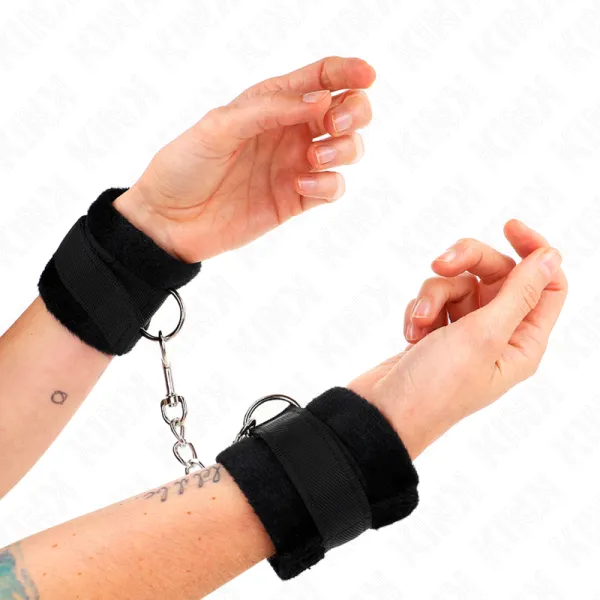 Beginner Pelzhandmanschetten Schwarz 30 X 7 cm von Kink Wrist Restraint | Fesselliebe.de