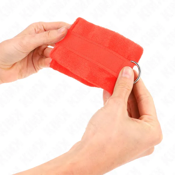Beginner Pelzhandmanschetten Rot 30 X 7 cm von Kink Wrist Restraint | Fesselliebe.de