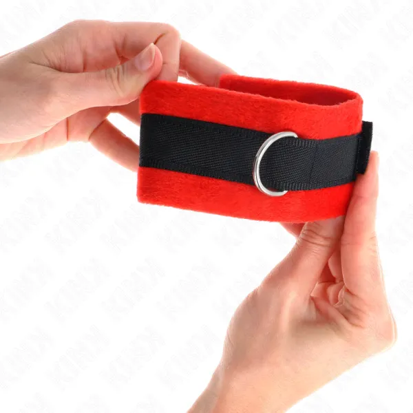 Beginner Pelzhandmanschetten Schwarz-Rot 30 X 7 cm von Kink Wrist Restraint | Fesselliebe.de
