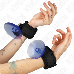 Handgelenkfesseln mit Saugnäpfen Schwarz 29-40 cm X 5 cm von Kink Wrist Restraint | Fesselliebe.de