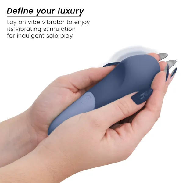 Vibe Lay-On Silent Vibrator Dunkelblau von Womanizer | Fesselliebe.de