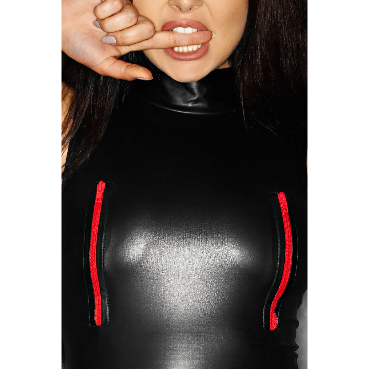 Schwarzes Minikleid F106 mit roten Reißverschlüssen von Noir Handmade ImMoral Kollektion | Fesselliebe.de