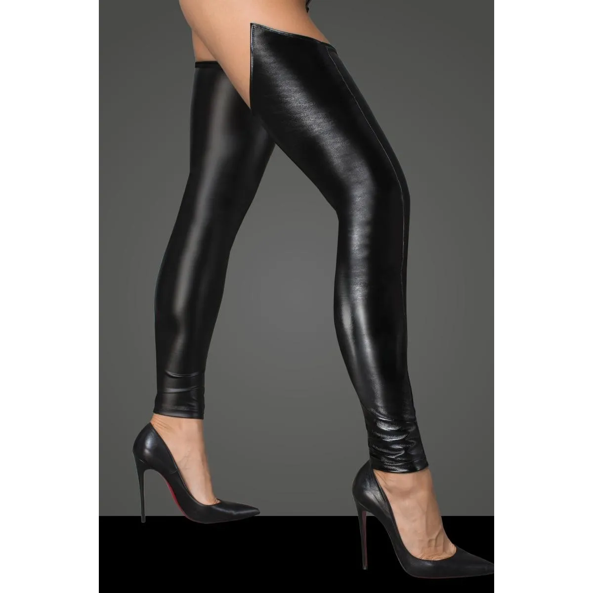 Beinstulpen aus Powerwetlook und lackiertem Kunstleder F196 von Noir Handmade Rebellious Collection | Fesselliebe.de