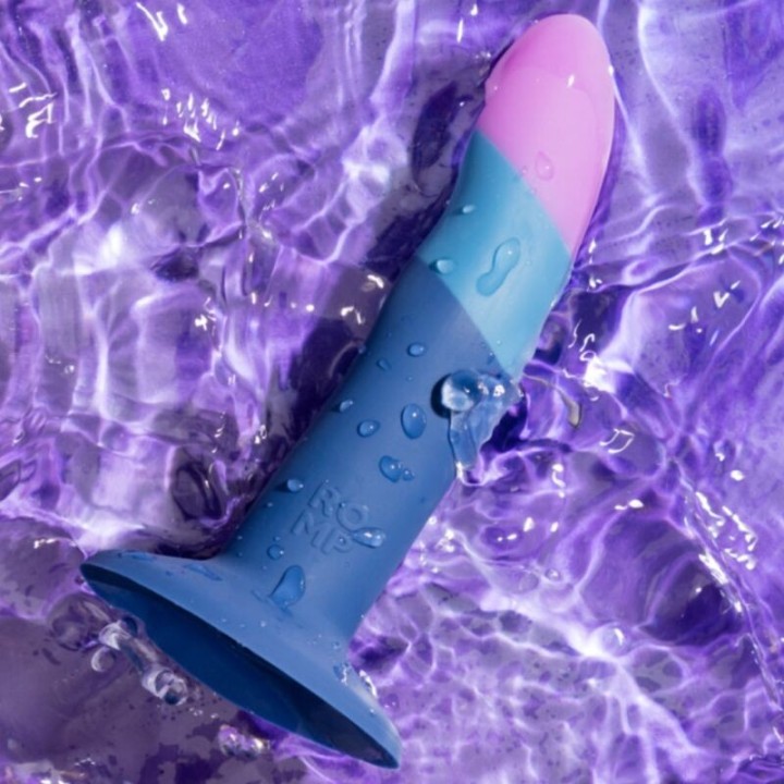 Piccolo Silikondildo mit Dreifarbigem Saugauffang 14 cm von Romp